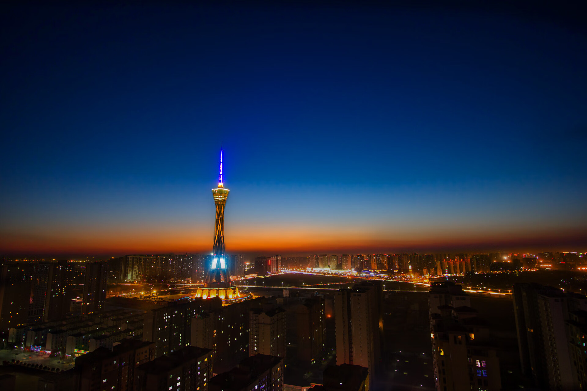 蛙泳中程希腊选手沉稳推进，蛙泳夺冠